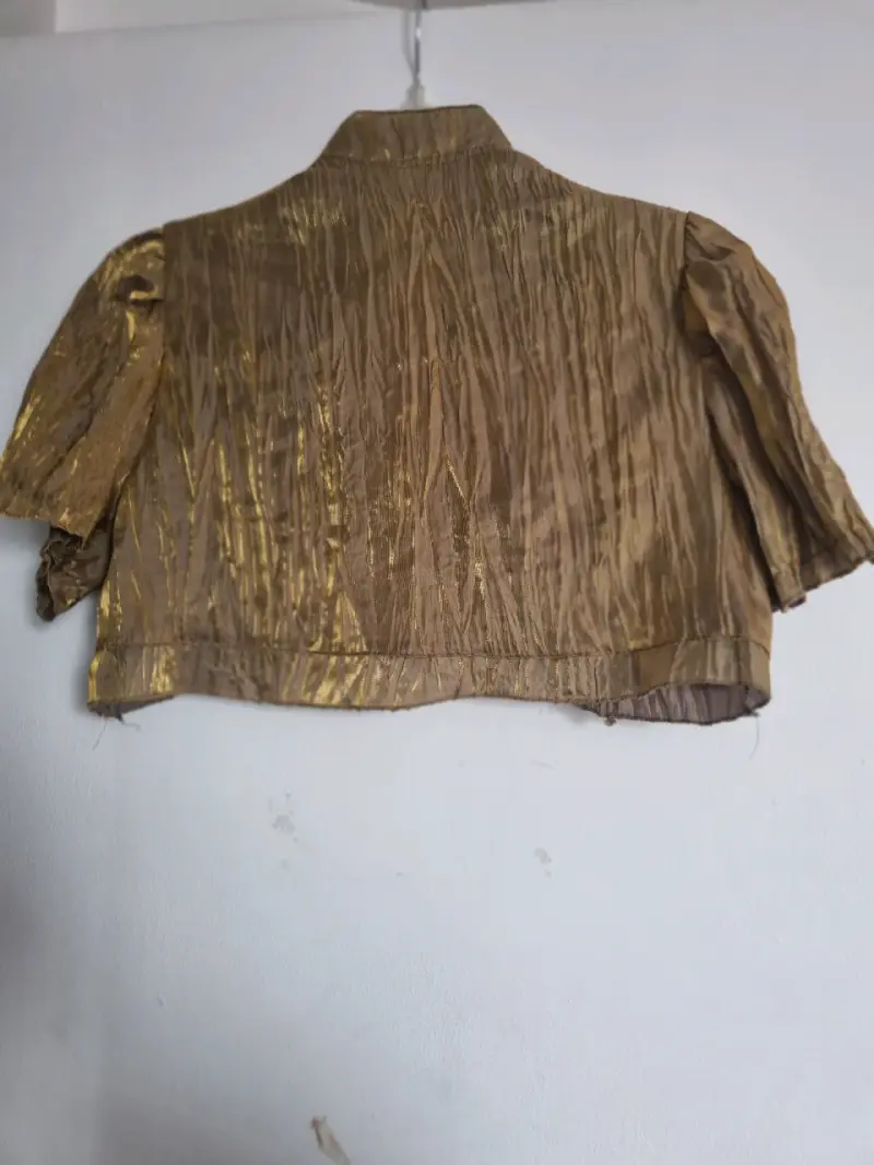 Vestido dorado elegante con detalles bordados - 6