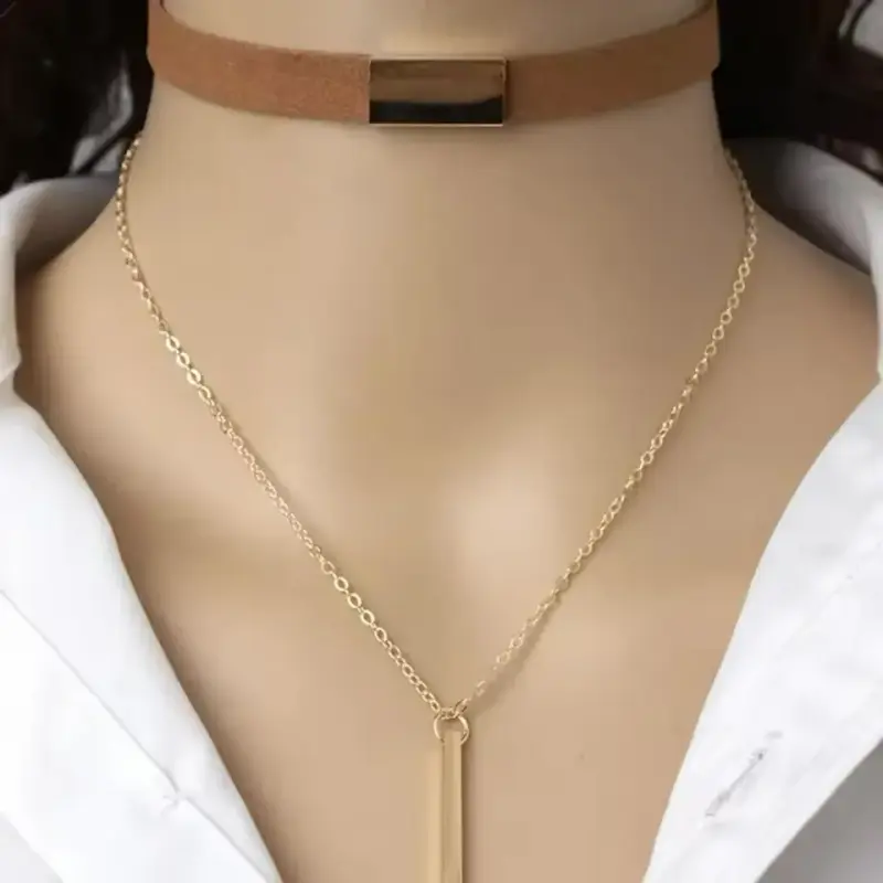 Collar choker negro con cadena dorada - 3