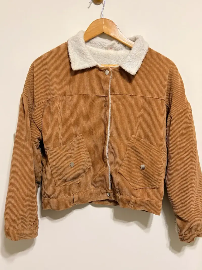 Chaqueta de pana marrón con forro de borrego