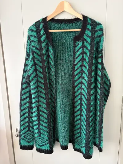 Cardigan peludo verde y negro con diseño geométric - miniatura 1