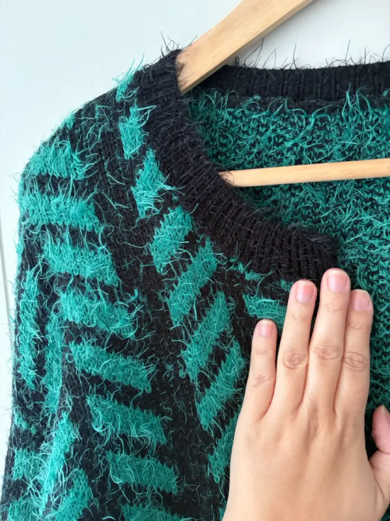 Cardigan peludo verde y negro con diseño geométric - 2