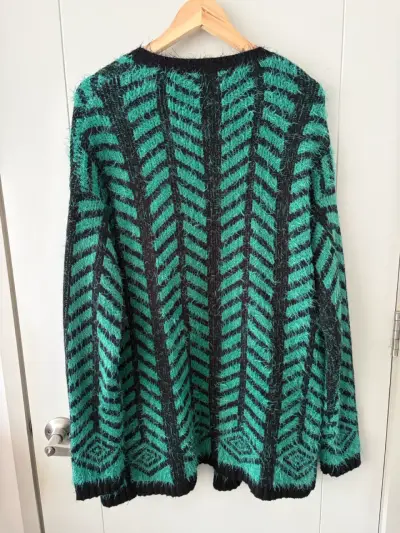 Cardigan peludo verde y negro con diseño geométric - miniatura 3