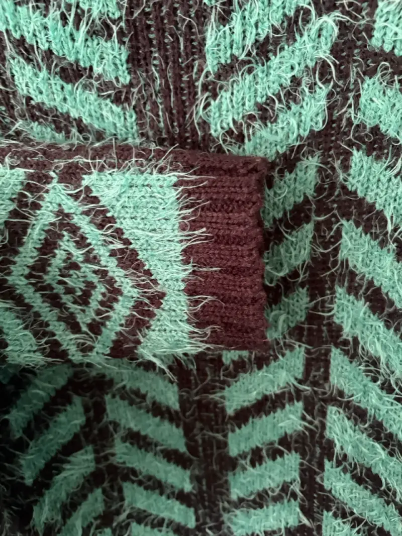 Cardigan peludo verde y negro con diseño geométric - 4