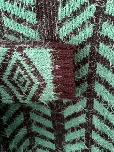 Cardigan peludo verde y negro con diseño geométric - miniatura 4