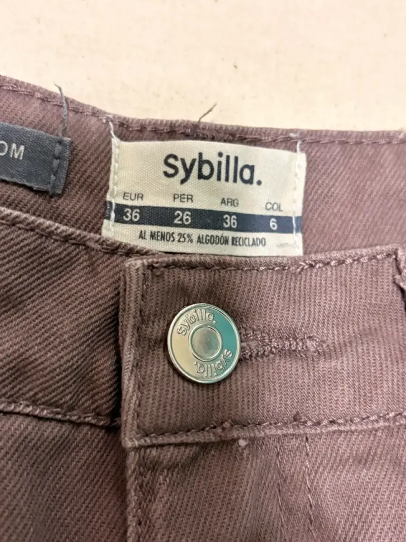 Jeans Mom Fit Sybilla con Detalles de Tachas - 2
