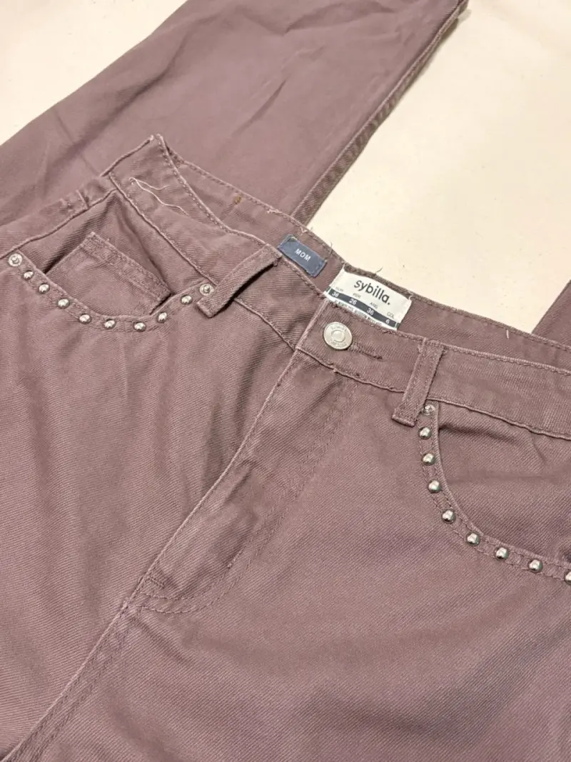 Jeans Mom Fit Sybilla con Detalles de Tachas - 5