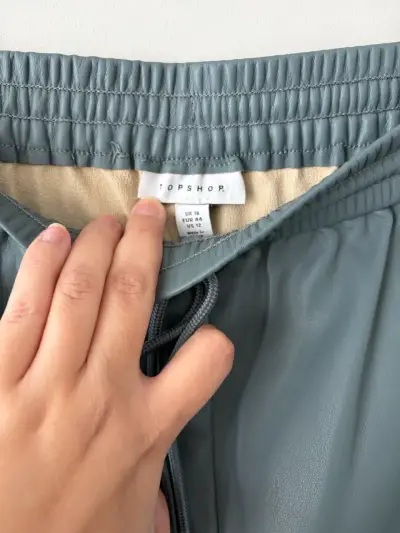 Pantalon cuero sintético gris Topshop - miniatura 2
