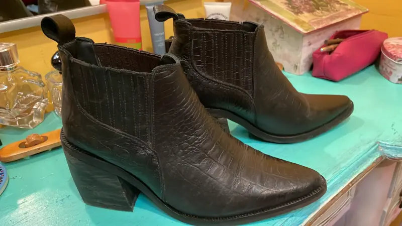 Botines de cuero negro con tacón grueso - 2