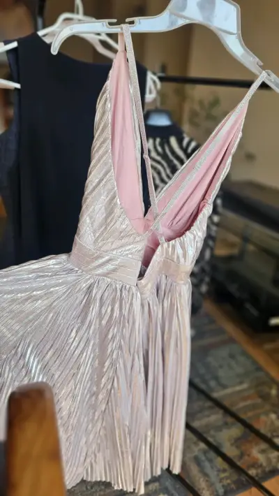 Vestido de fiesta plisado rosa metálico - miniatura 1