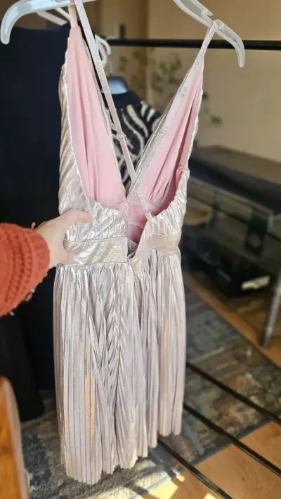 Vestido de fiesta plisado rosa metálico - miniatura 2