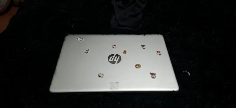 Laptop HP con stickers decorativos - 1