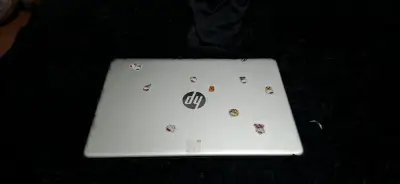 Laptop HP con stickers decorativos - miniatura 1