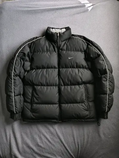 Chaqueta reversible Nike acolchada negra y gris - miniatura 1
