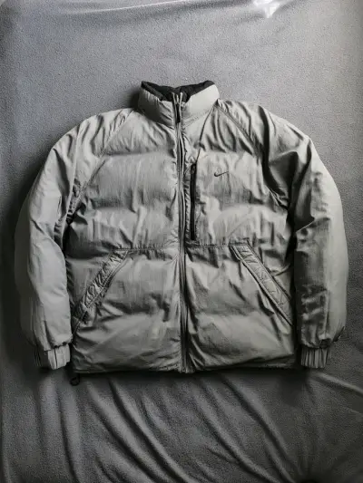 Chaqueta reversible Nike acolchada negra y gris - miniatura 2