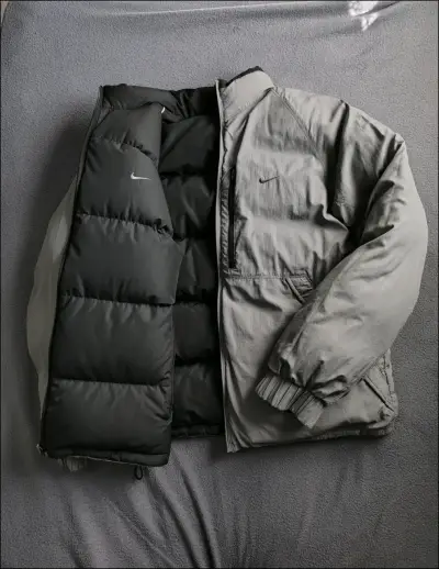 Chaqueta reversible Nike acolchada negra y gris - miniatura 3