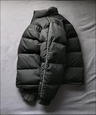 Chaqueta reversible Nike acolchada negra y gris - miniatura 4