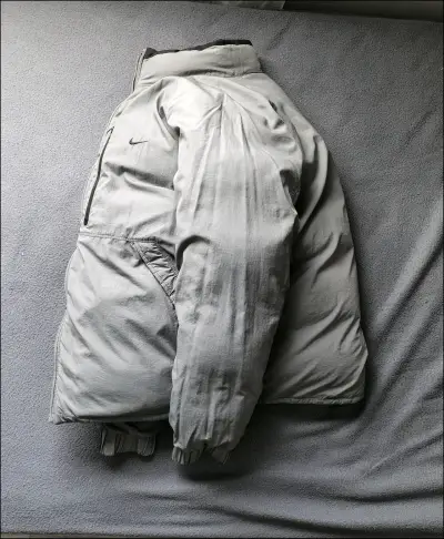 Chaqueta reversible Nike acolchada negra y gris - miniatura 5