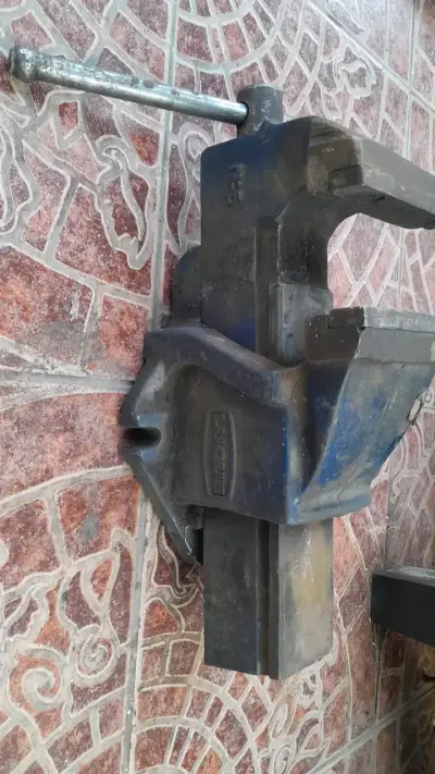 Torno de banco grande de hierro fundido - miniatura 1