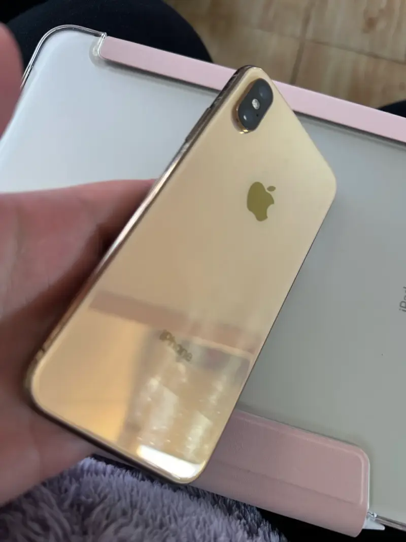 iPhone XS en buen estado color dorado - 2