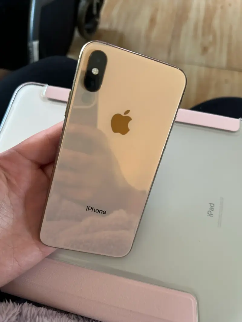 iPhone XS en buen estado color dorado - 3