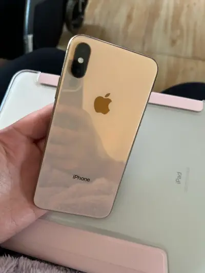 iPhone XS en buen estado color dorado - miniatura 3