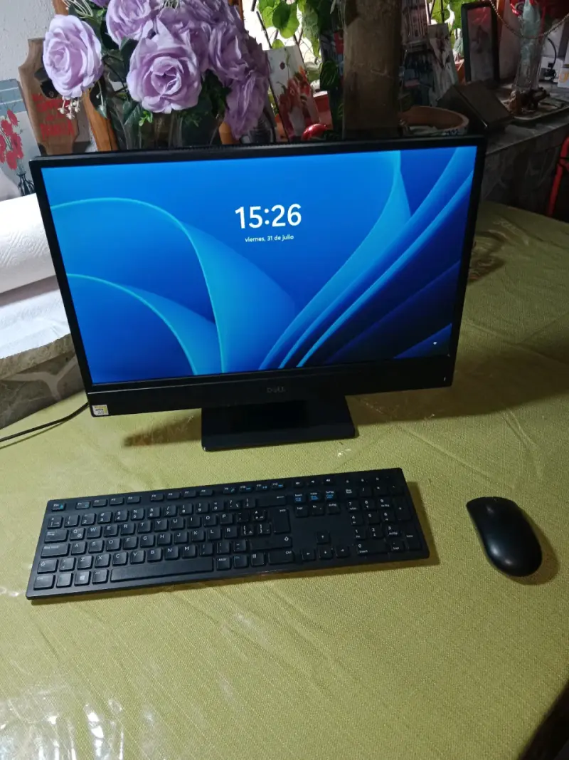 Computador All-in-One Dell con teclado y mouse - 2