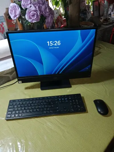 Computador All-in-One Dell con teclado y mouse - miniatura 2