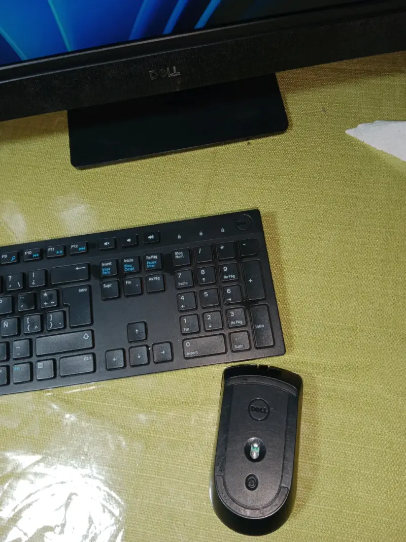Computador All-in-One Dell con teclado y mouse - 4