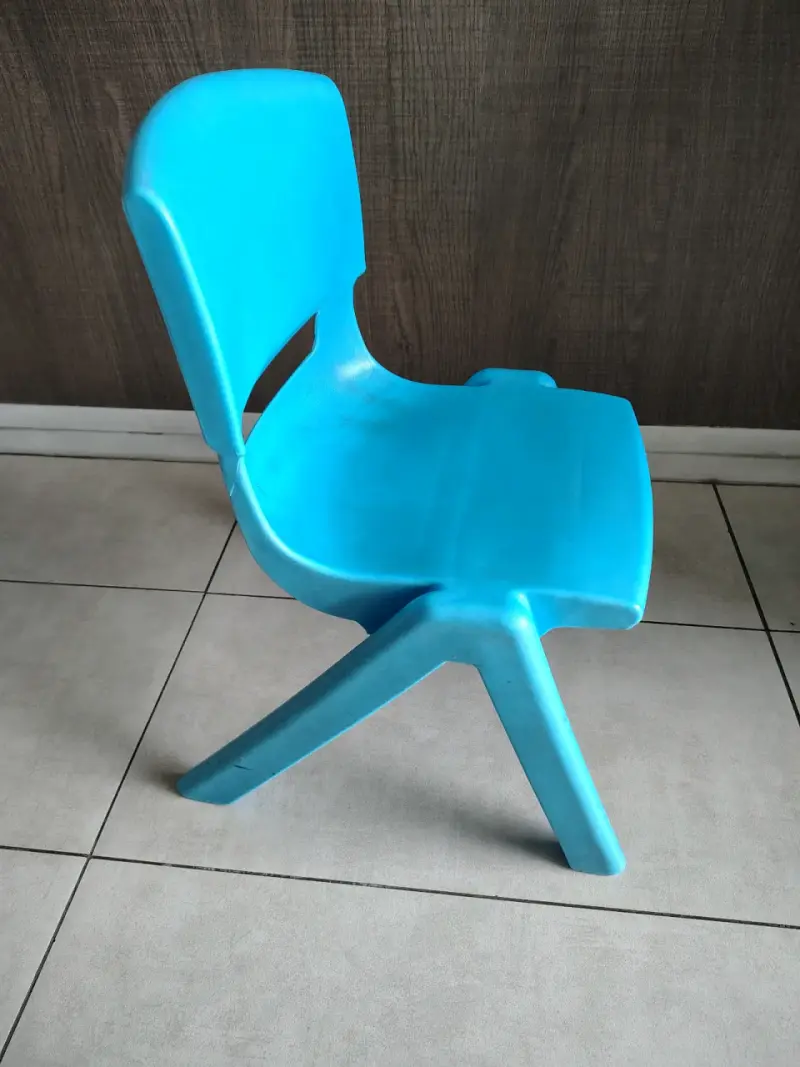 Silla infantil de plástico azul resistente - 1