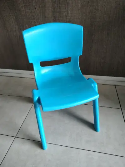 Silla infantil de plástico azul resistente - miniatura 2