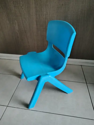 Silla infantil de plástico azul resistente - miniatura 3