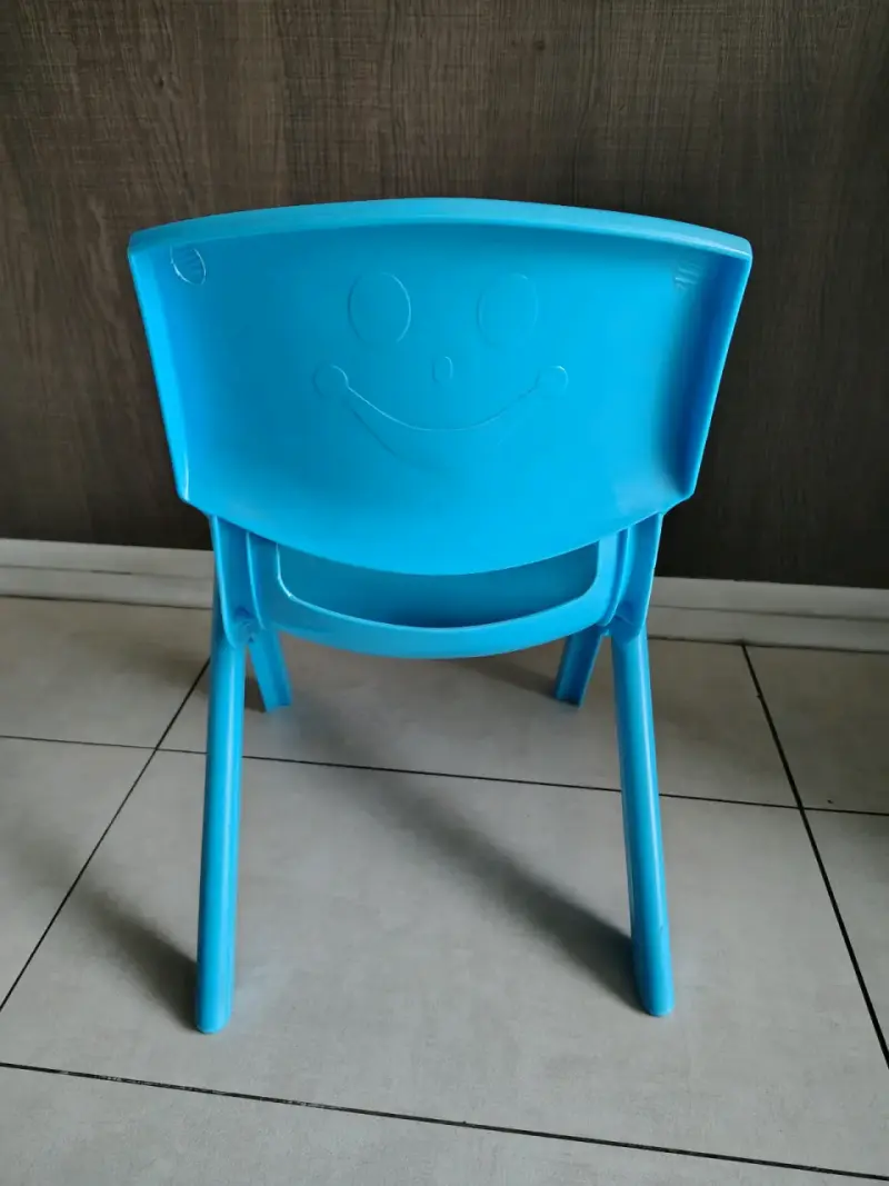 Silla infantil de plástico azul resistente - 4