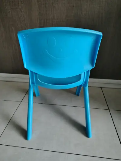 Silla infantil de plástico azul resistente - miniatura 4