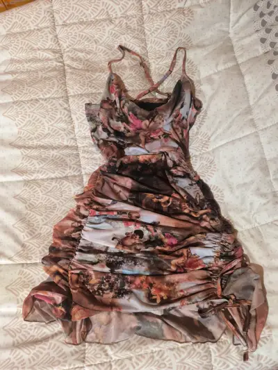 Vestido corto con estampado artístico - miniatura 1