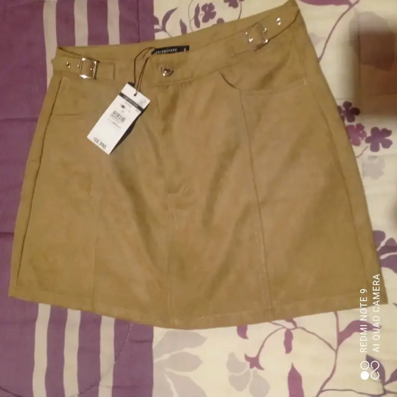 Falda corta color camel con hebillas