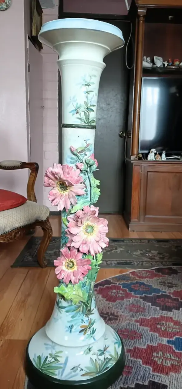 Pedestal decorativo de cerámica con flores - 1
