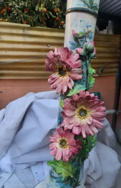 Pedestal decorativo de cerámica con flores - miniatura 2