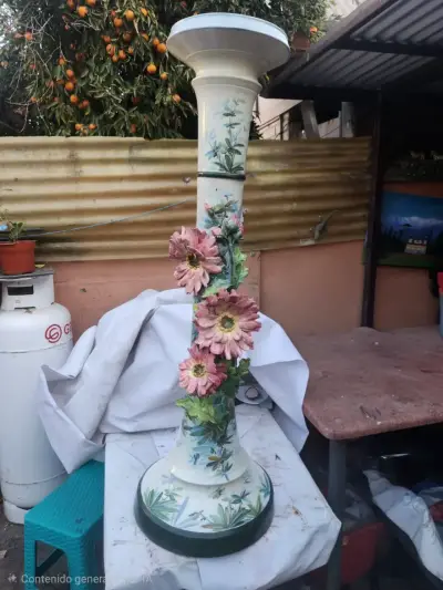 Pedestal decorativo de cerámica con flores - miniatura 3