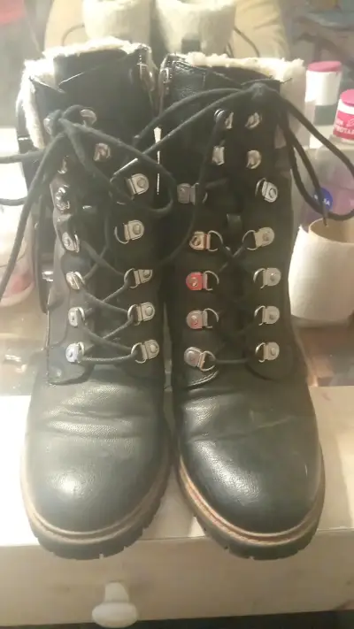 Botas de cuero negras con forro de lana - miniatura 1