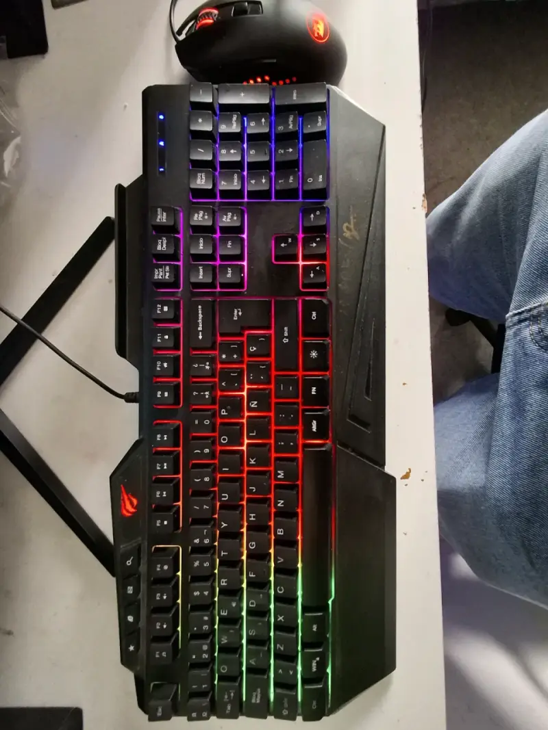 Teclado y mouse gamer retroiluminados Redragon - 1