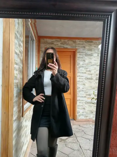 Abrigo negro elegante para mujer - miniatura 1