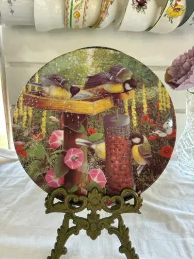 Plato decorativo de porcelana con diseño de aves - miniatura 1