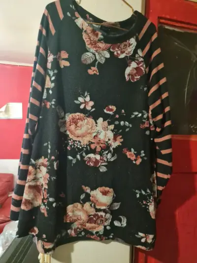 Polera de mujer con estampado floral - miniatura 1