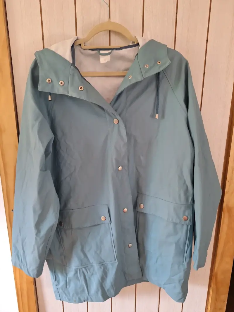 Chaqueta impermeable azul con capucha - 1