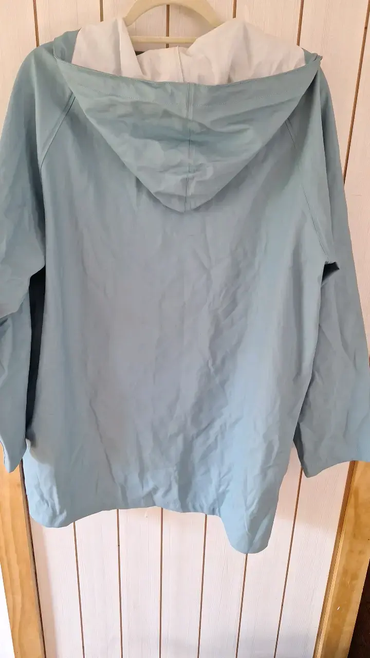 Chaqueta impermeable azul con capucha - 2
