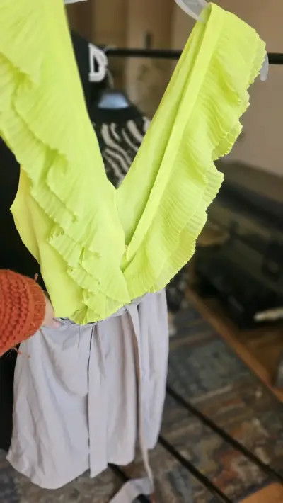 Vestido amarillo con volantes y falda gris - miniatura 1