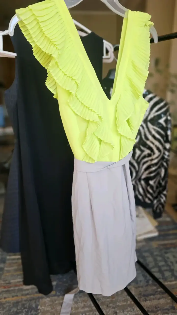 Vestido amarillo con volantes y falda gris - 2