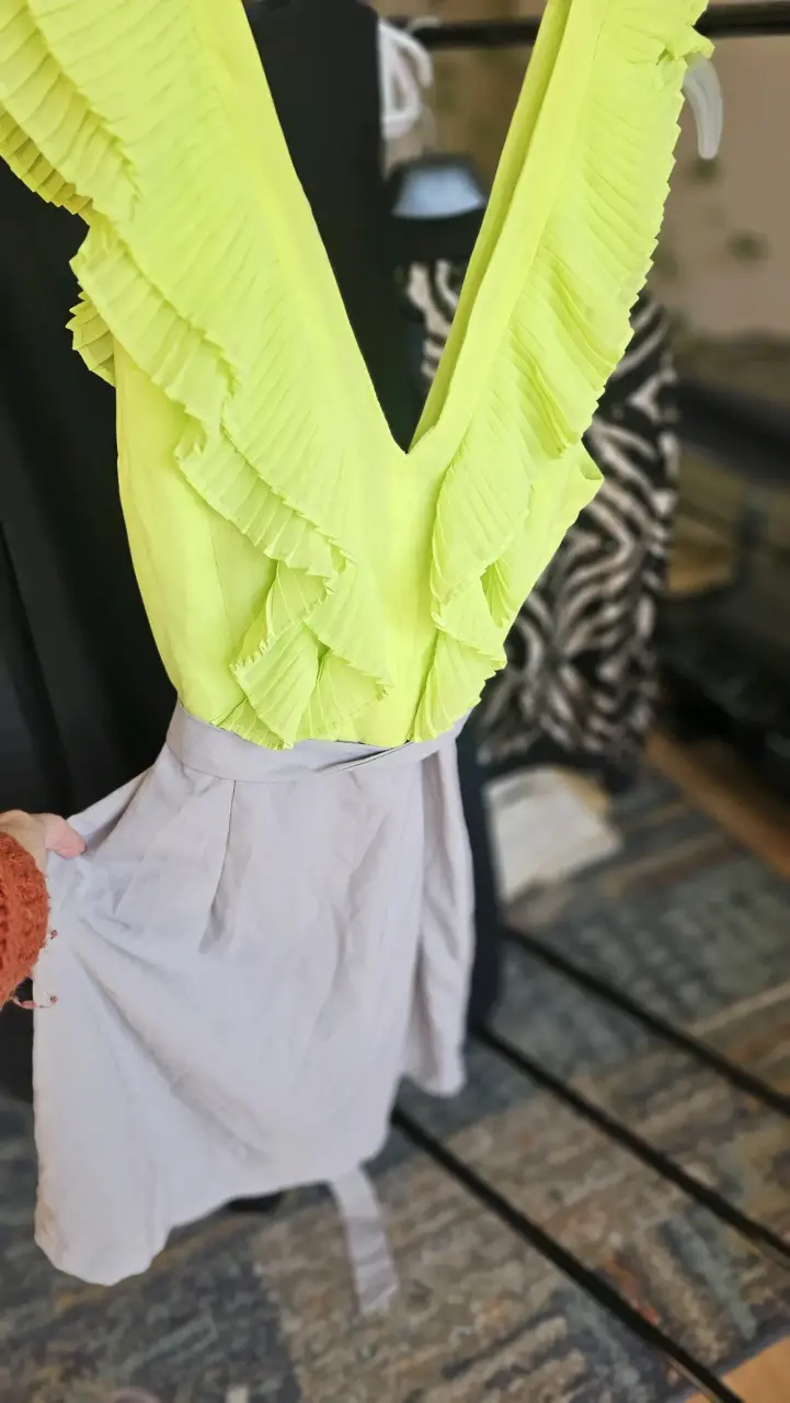 Vestido amarillo con volantes y falda gris - 3