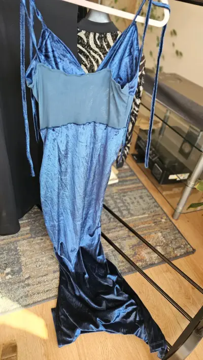 Vestido largo de terciopelo azul elegante - miniatura 1