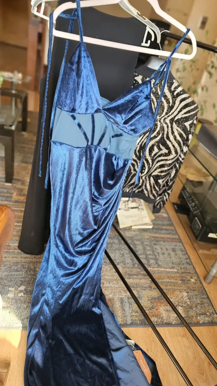 Vestido largo de terciopelo azul elegante - 2